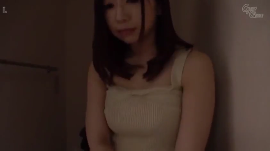 昏暗室内 · 暗光环境 · 略显低沉 · 头部及上半身特写 · 米白色吊带背心