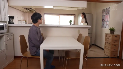 餐厅 · 自然表情 · 女士穿浅色上衣