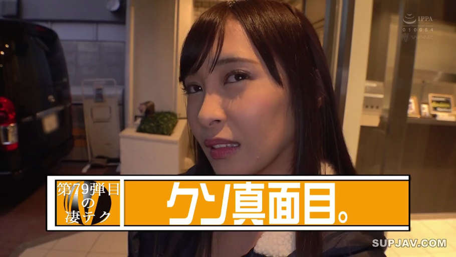 脸部特写 · 室外 · 深色外套 · 微微张嘴