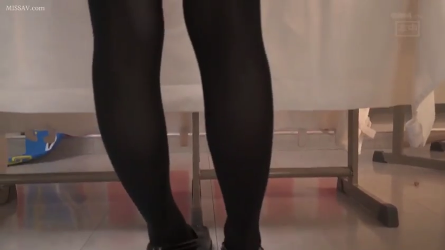 室内 · 站立 · 桌子 · 静止 · 背影 · 腿部特写 · 黑色连裤袜