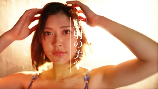 室内 · 平静 · 面部特写 · 短发 · 撩发 · 紫色吊带衫 · 抬手托头