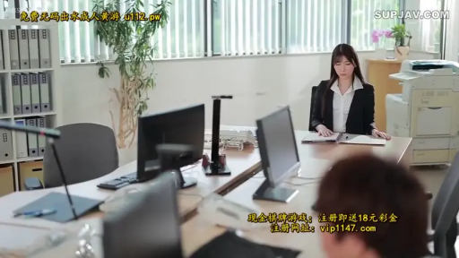 专注 · 办公室 · 黑色西装外套 · 人物中景 · 办公用品 · 背景有办公设备