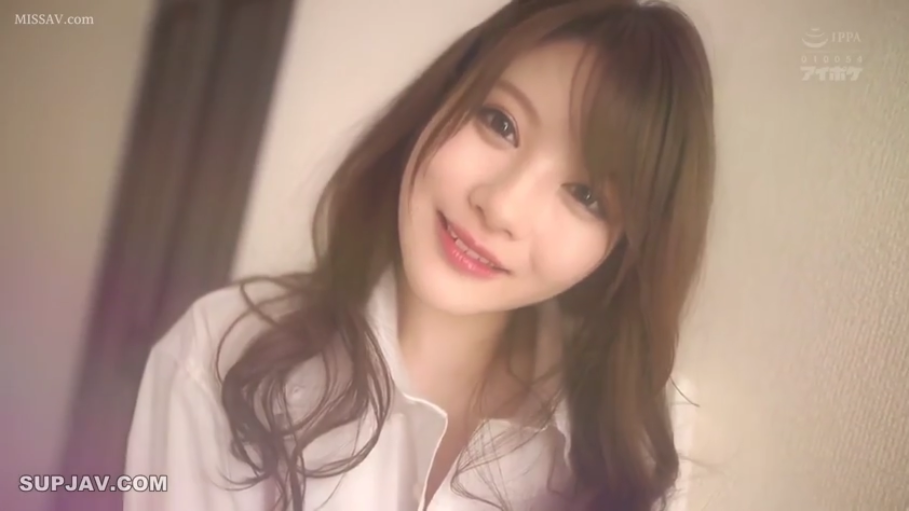 室内 · 脸部特写 · 白衬衫 · 微笑 · 歪头 · 长卷发 · 眼神交流