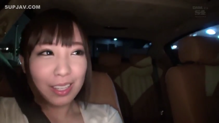 脸部特写 · 注视镜头 · 汽车 · 浅色上衣 · 汽车内部 · 夜间车内光线