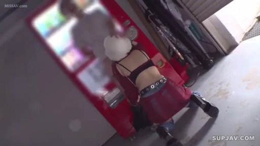 自动贩卖机前 · 皮带 · 不可见 · 臀部曲线 · 高角度俯拍 · 口交 · 白色帽子