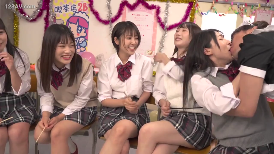 聚会现场 · 大笑 · 领结 · 筷子 · 接吻 · 女学生的脸部表情 · 背景装饰带有喫茶店字样