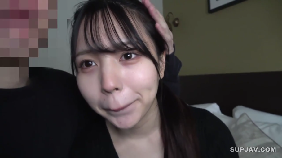 勉强微笑 · 脸部特写 · 卧室 · 黑色上衣 · 背景有模糊处理的男性