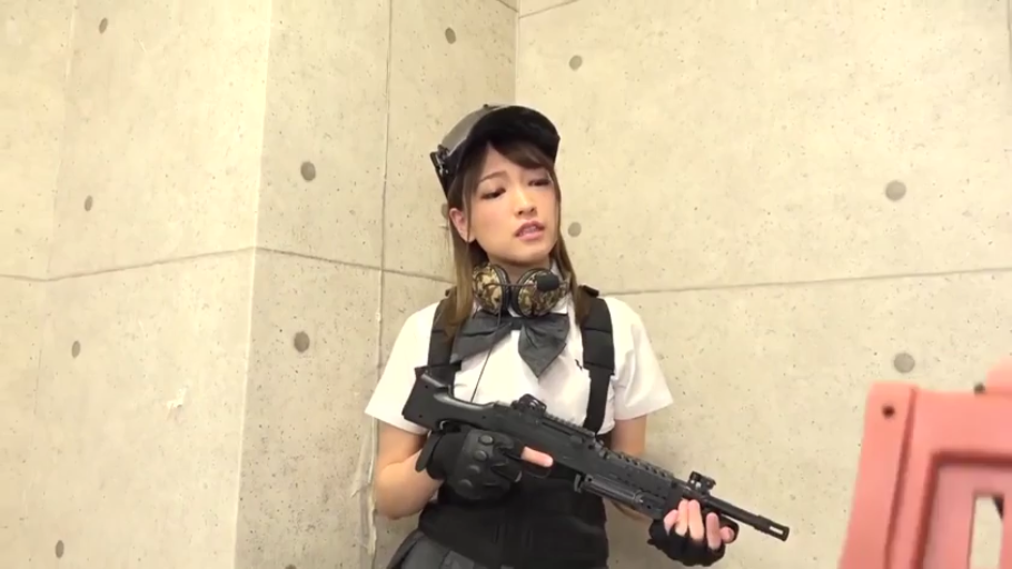 冷静 · 上半身特写 · 战术手套 · 枪支 · 室内射击训练场 · 专业战术装束