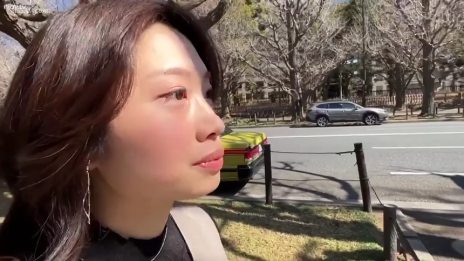 平静 · 面部特写 · 路边 · 自然光 · 浅色外套 · 长条耳坠