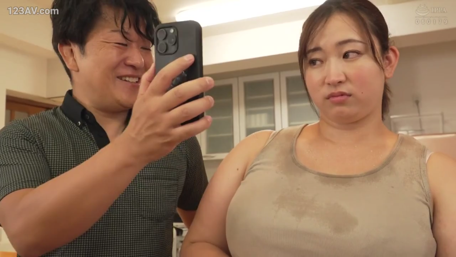 室内 · 上半身特写 · 手机 · 女人表情无奈且厌恶 · 女人穿米色工字背心 · 女人胸前衣物有汗湿痕迹