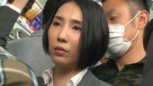 灰色西装外套 · 口罩 · 地铁车厢 · 眼神空洞 · 女性面部特写 · 周围有戴口罩的男性