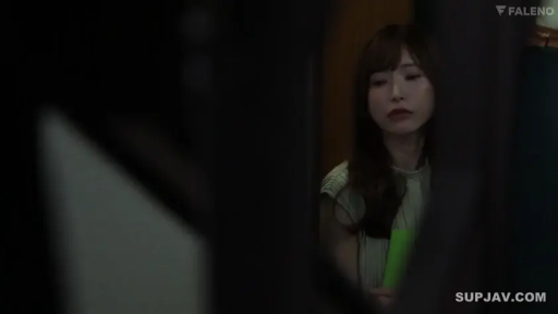 室内 · 忧郁 · 站立 · 中景 · 偷窥视角 · 凝视 · 文件夹 · 无袖上衣