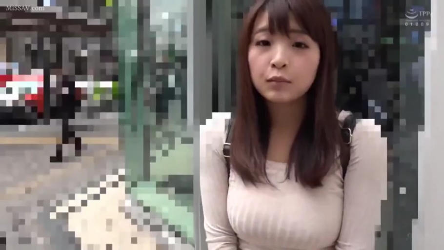 略带羞涩 · 上半身特写 · 背包 · 城市街道 · 米白色紧身长袖上衣