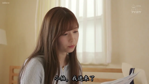 坐姿 · 卧室 · 平静 · 半身 · 剧情 · 休闲服 · 纸张 · 看文件