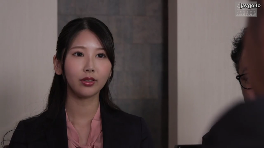 室内 · 坐姿 · 脸部特写 · 平静 · 职场女性 · 对话 · 职业装