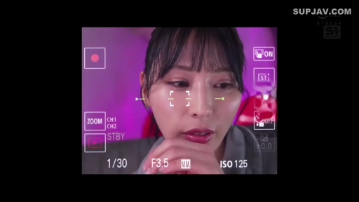 室内 · 忧郁 · 脸部特写 · 注视 · 托腮 · 紫色灯光 · 灰色外套 · 摄像机界面