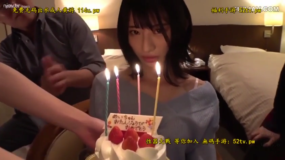 坐姿 · 忧郁 · 脸部 · 酒店 · 针织衫 · 庆祝生日