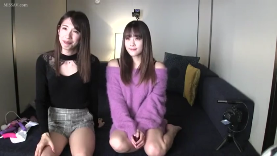 沙发 · 微笑 · 相机三脚架 · 紫色毛绒长袖上衣 · 人物面部特写 · 背景有拍摄设备
