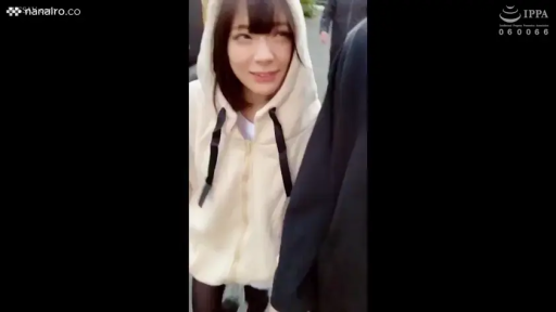 站立 · 中景 · 微笑 · 交流 · 室外 · 水印 · 连帽衫