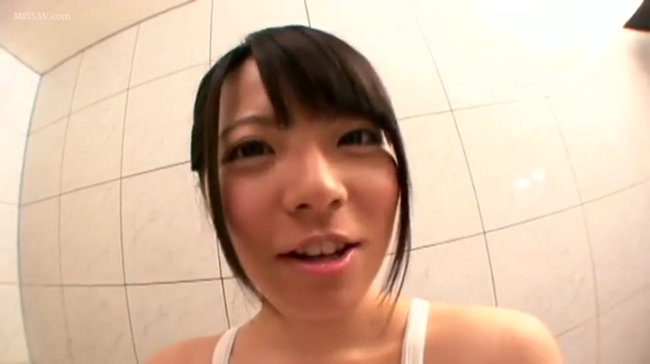 浴室 · 微笑 · 面部特写 · 白色背心 · POV · 看向镜头 · 正对镜头