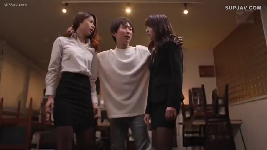 室内 · 站立 · 中景 · 职业装