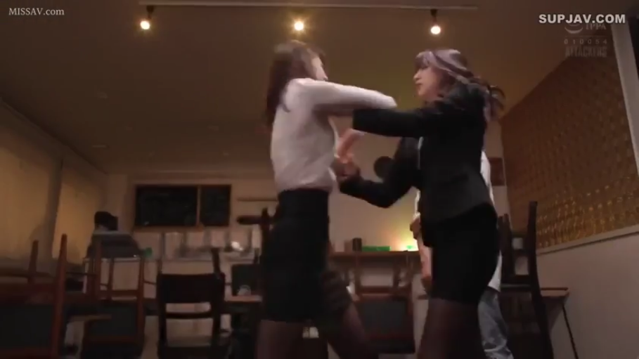 室内 · 站立 · 中景 · 职业装 · OL · 紧张 · 桌椅 · 打斗