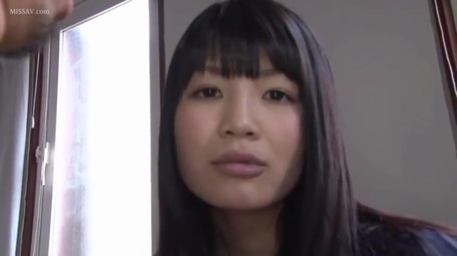 室内 · 面无表情 · 面部特写 · 深色衣服 · 口交