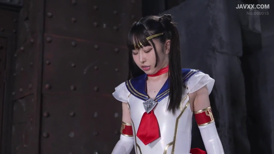 上半身特写 · 昏暗室内 · 美少女战士紧身战衣 · 神情落寞 · 额头装饰