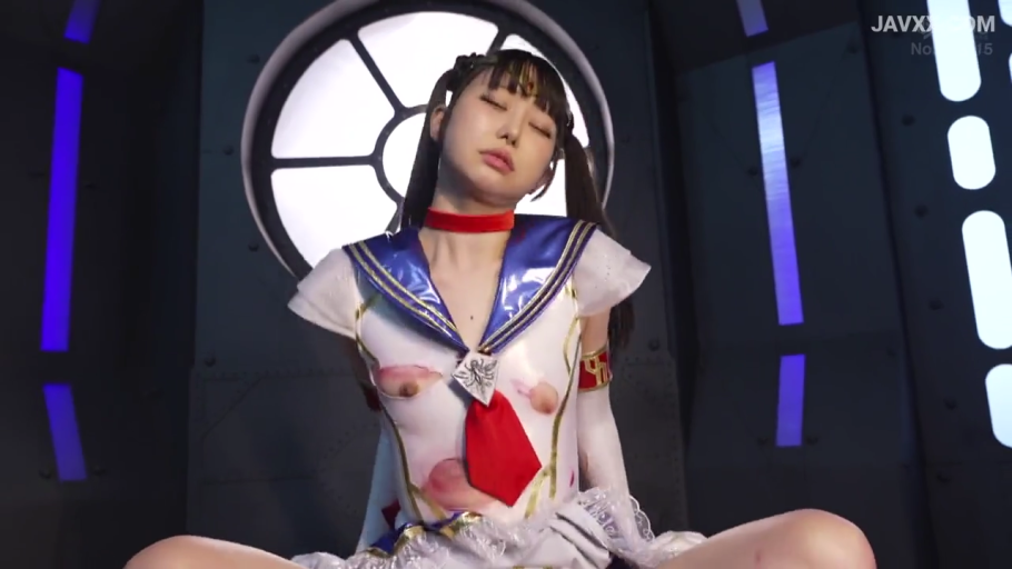颈圈 · 胸部镂空特写 · 高潮中 · 科幻背景 · 胸部镂空设计 · 美少女战士装