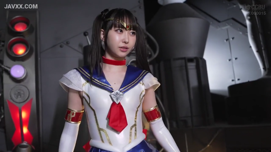 专注 · 头部妆容特写 · 科幻布景 · 美少女战士额饰 · 亮面材质战衣 · 机械感背景