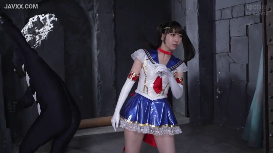 阴暗密室 · 紧张 · 美少女战士服装 · 漆皮质感水手服 · 人物半身特写 · cosplay道具