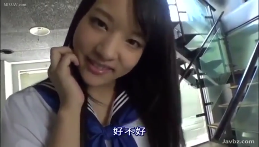 脸部特写 · 微笑 · 楼梯间 · 注视 · 水手服 · 长发 · 侧头