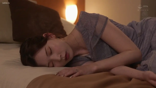 侧脸特写 · 室内卧室 · 侧卧姿势 · 紫色蕾丝连衣裙