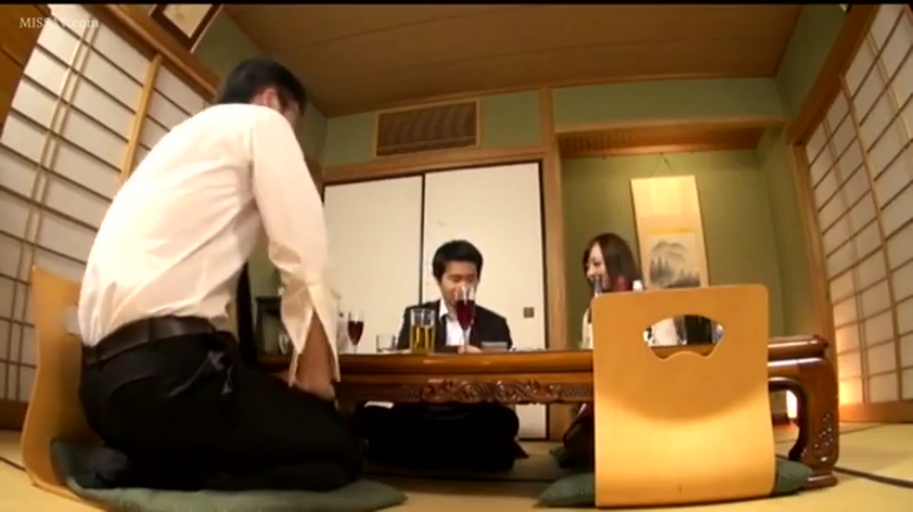 交谈中 · 酒杯 · 包间 · 女士长发 · 室内灯光柔和
