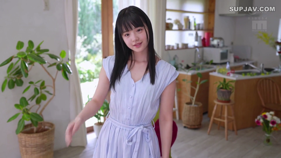 厨房 · 脸部特写 · 清纯 · 淡蓝色连体裙