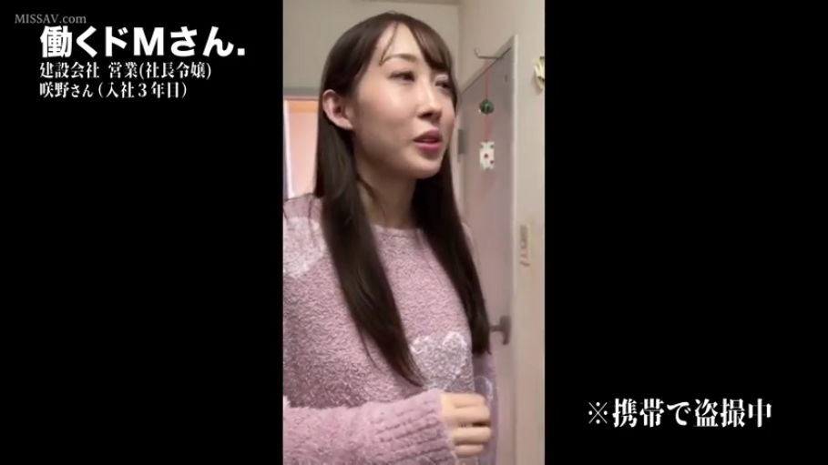 室内 · 交谈 · 站立 · 自然 · 半身 · 偷拍视角 · 粉色针织衫