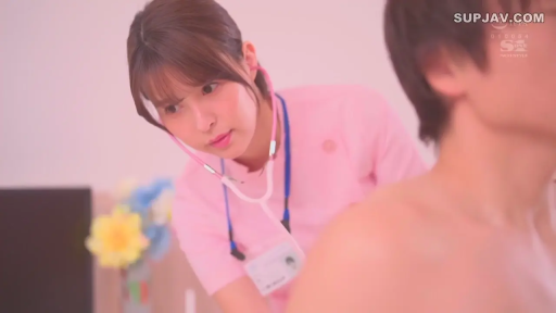 诊室 · 认真 · 侧面特写 · 粉色护士服 · 护士制服