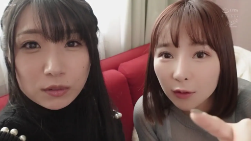 室内 · 脸部特写 · 自然 · 针织衫 · 注视镜头 · 靠近镜头 · 两人