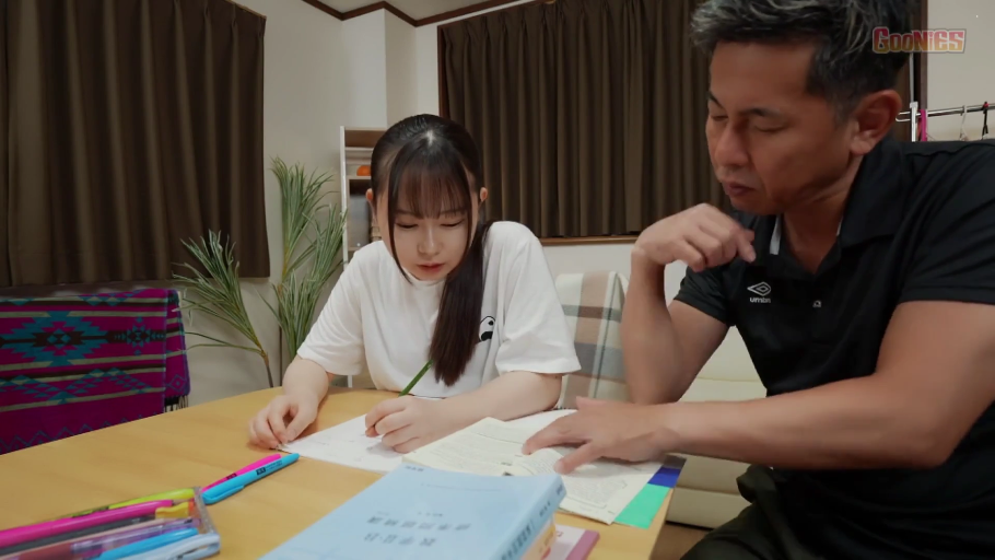 认真 · 学习桌前 · 黑色POLO衫 · 文具 · 桌面教具特写