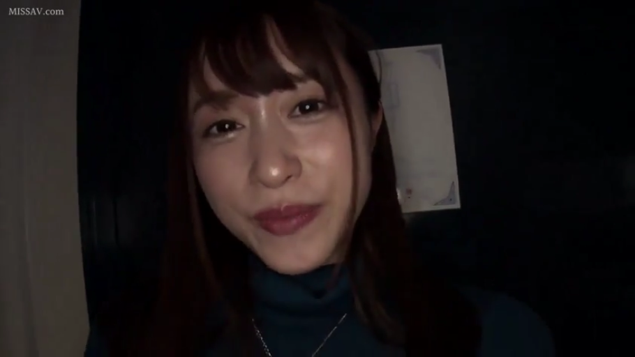 室内 · 神情自然 · 面部特写 · 深蓝色高领毛衣