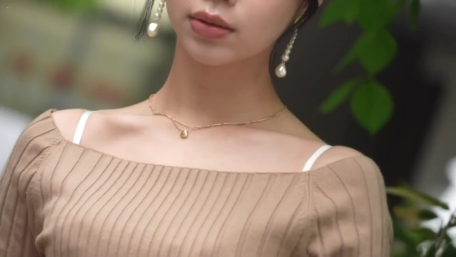 无表情 · 植物背景 · 驼色针织一字领上衣 · 光线柔和 · 脸部下半部分特写 · 珍珠吊坠耳环