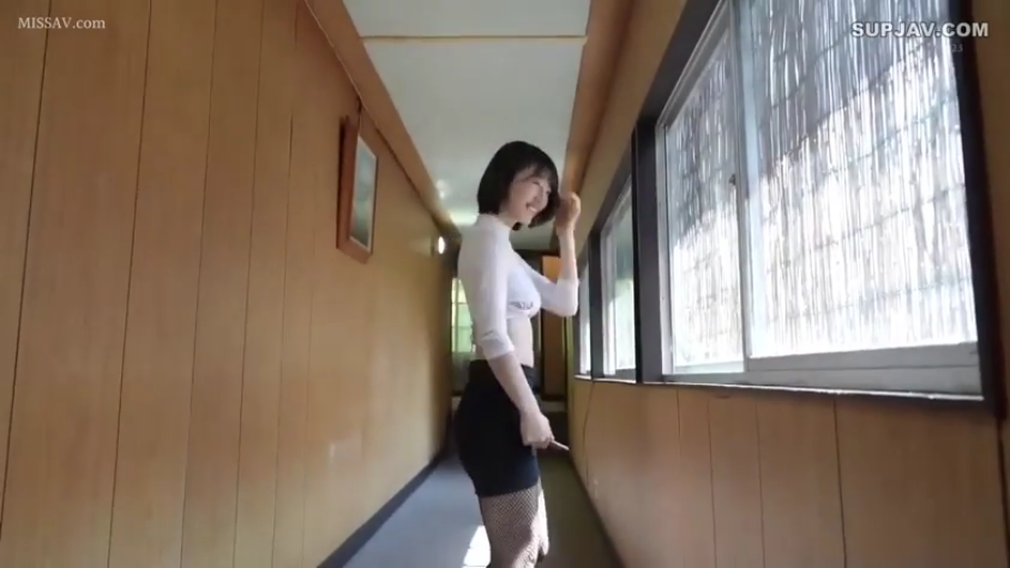 微笑 · 白色紧身露脐长袖上衣 · 光线明亮 · 侧身全身照 · 旅馆走廊