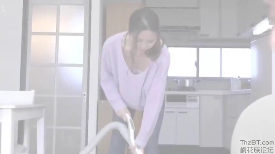 平静 · 厨房 · 浅紫色长袖针织衫 · 女性上半身特写 · 家用吸尘器