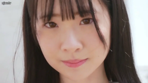 室内 · 脸部特写 · 微笑 · 白色上衣 · 注视镜头 · 长发 · 正面