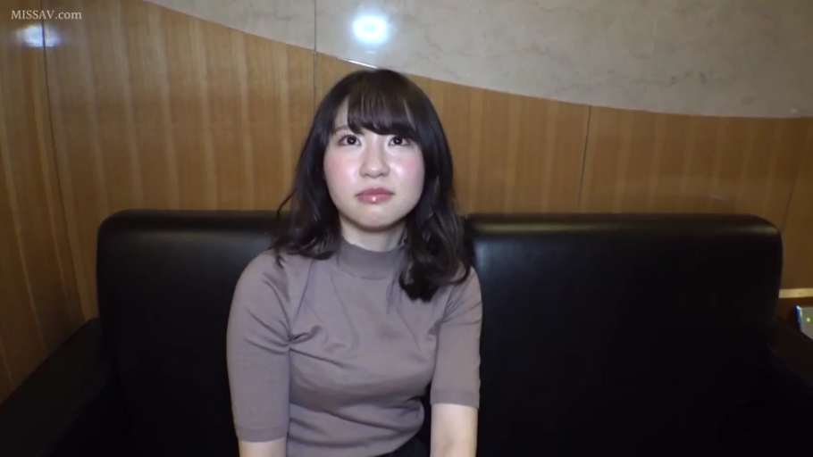 室内 · 座り姿勢 · カメラに向かって · 半身 · 长发 · 黑色沙发 · 微妙表情 · 灰色高领上衣