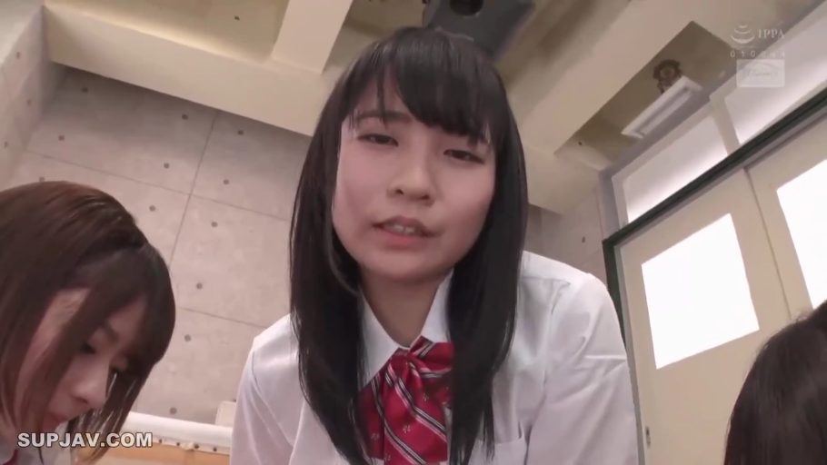 室内 · 身をかがめる · 顔部のクローズアップ · 自然 · 一人称視点 · 制服 · 凝視