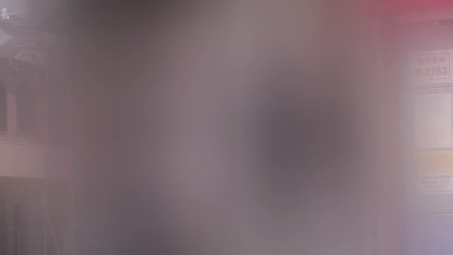站立 · 中景 · 户外 · 画面模糊 · 无法辨认 · 公示牌