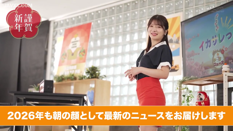 演播室 · 职业微笑 · 人物半身特写 · 深色职业衬衫 · 新年海报 · 画面下方有新闻滚动字幕