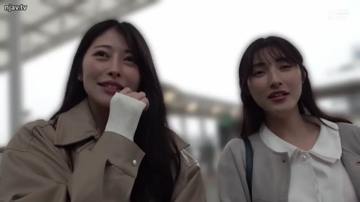 交谈 · 站立 · 微笑 · 半身 · 休闲装 · 户外 · 双人