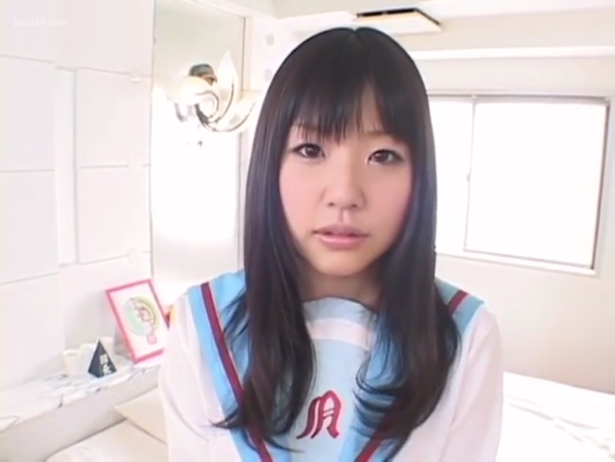 卧室 · 略显茫然 · 面部特写 · 水手服